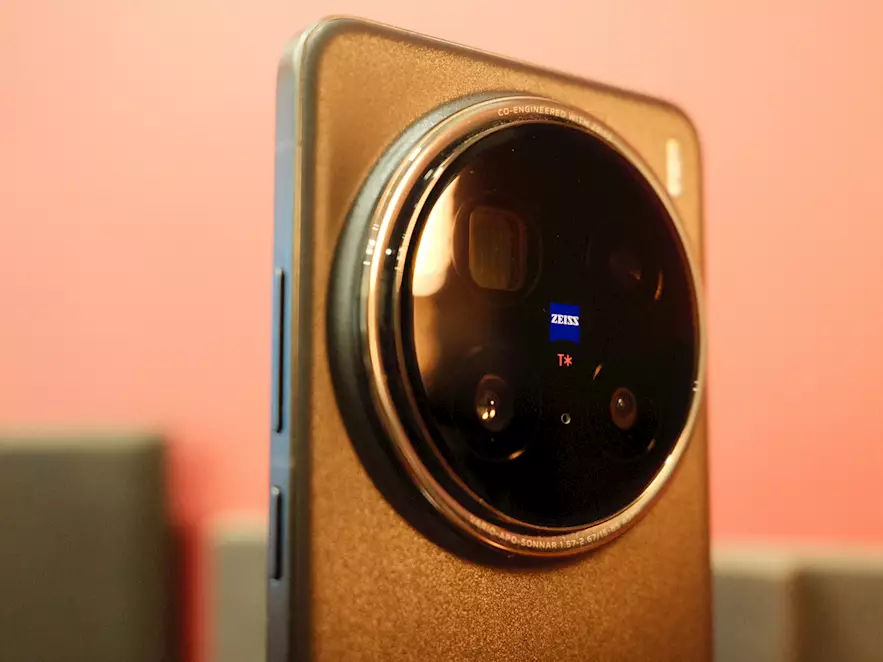 Vivo X200 unboxing and hands-on review-Vivo X200 जल्द होगा लॉन्च Dimensity 9400e प्रोसेसर, 6500mAh बैटरी और 50MP ट्रिपल कैमरा जैसे दमदार फीचर्स के साथ