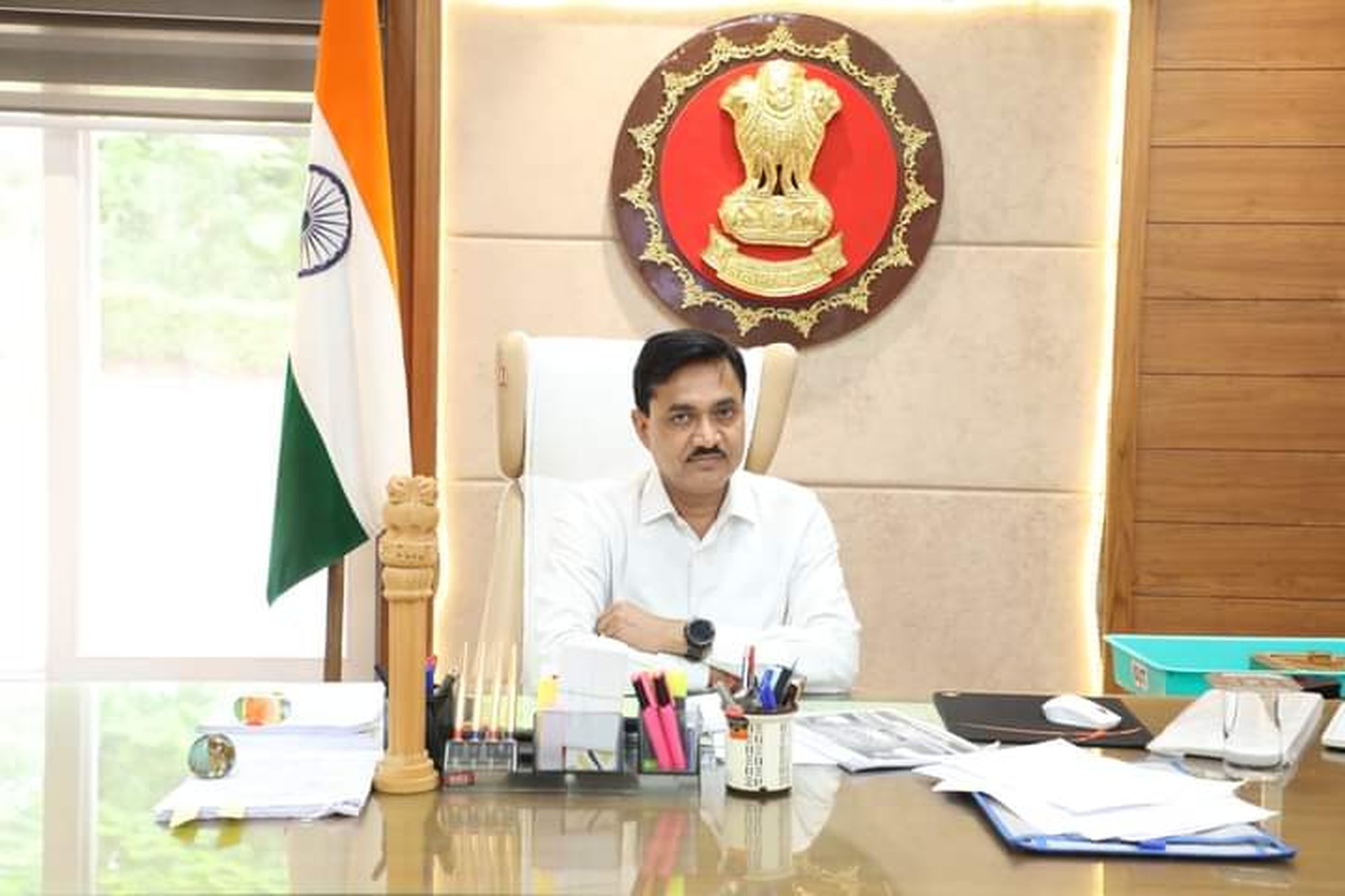 स्कूल के बाबू ने किया करोड़ों रुपये का गबन शिकायत होने पर DM ने किया निलंबित 