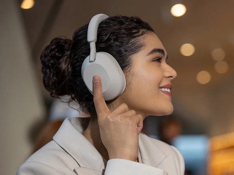 Noise-cancelling headphones under 15000