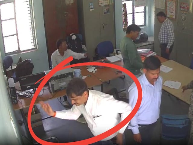 भिंड में कलेक्टर ने परीक्षा में छात्र को थप्पड़ मारा!