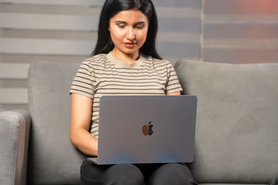 MacBook Air 2025 India launch date and price details- दमदार M4 चिप, 15 इंच Super Retina डिस्प्ले, 12MP कैमरा, 18 घंटे बैटरी और चार आकर्षक रंग।