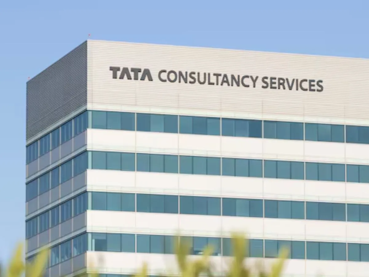 नियम तोड़कर 12 हजार कर्मचारियों को निकलने पर, TCS पर केस दायर!