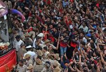 रॉयल चैलेंजर्स बैंगलोर (RCB) की एक प्रमोशनल इवेंट के दौरान बेंगलुरु में शुक्रवार को अनियंत्रित भीड़