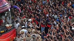 रॉयल चैलेंजर्स बैंगलोर (RCB) की एक प्रमोशनल इवेंट के दौरान बेंगलुरु में शुक्रवार को अनियंत्रित भीड़