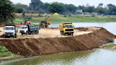 क्रेन असंतुलित होकर पलट गई