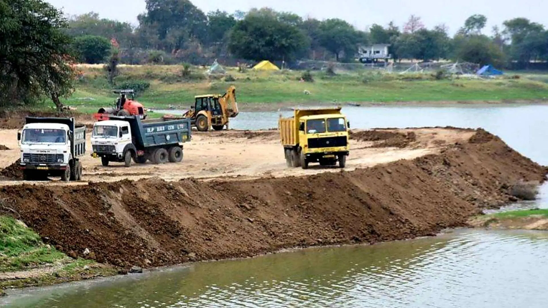 क्रेन असंतुलित होकर पलट गई