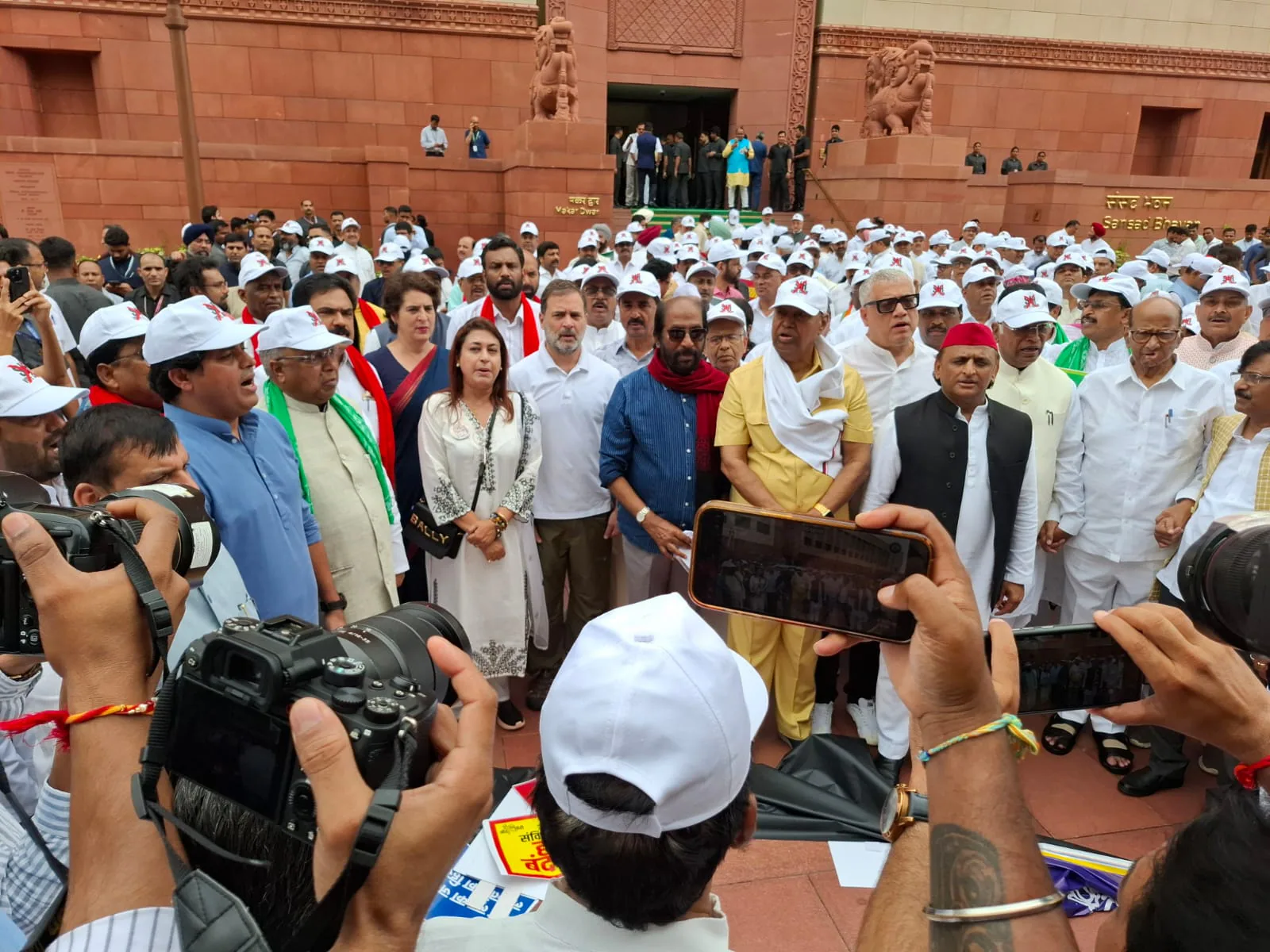राहुल गांधी संग 25 दलों द्वारा, विपक्ष का मेगा मार्च!