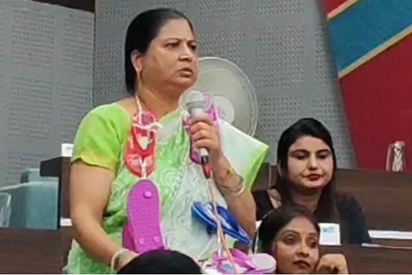 mp bjp female councilor reached corporation in dewas