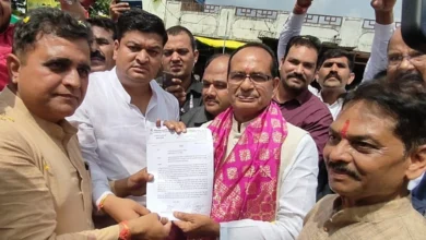 Shivraj Singh Chouhan surrounded by Congress workers demands farmers issues 2025